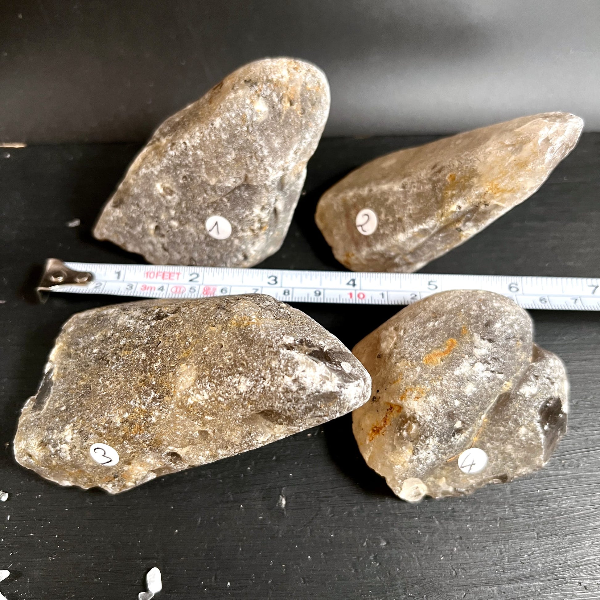Rauchquarz | Rohsteine | Brasilien | vier Exemplare | Größenvergleich | Happy Minerals