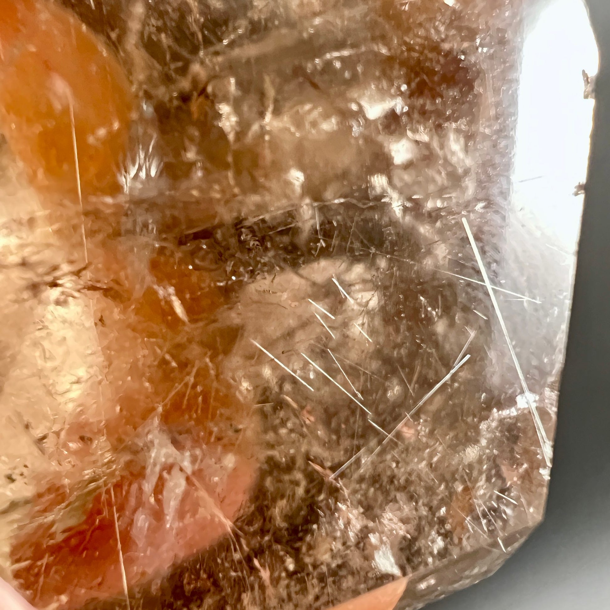 Rauchquarz Detail | Rutil Nadeln Nahaufnahme | feine silbrige Strukturen | Kristall Klarheit | Happy Minerals