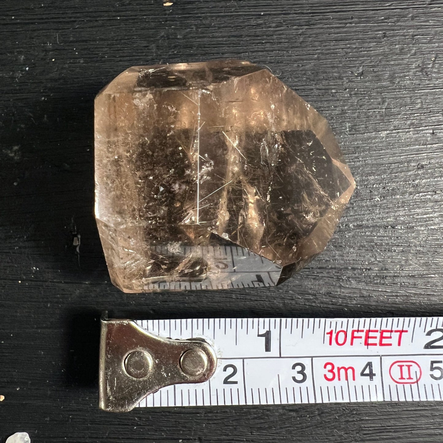 Rauchquarz mit Maßband | Größenvergleich | goldbraune Farbtöne | Rutil Nadeln sichtbar | Happy Minerals