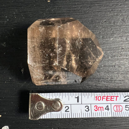 Rauchquarz mit Maßband | Größenvergleich | goldbraune Farbtöne | Rutil Nadeln sichtbar | Happy Minerals