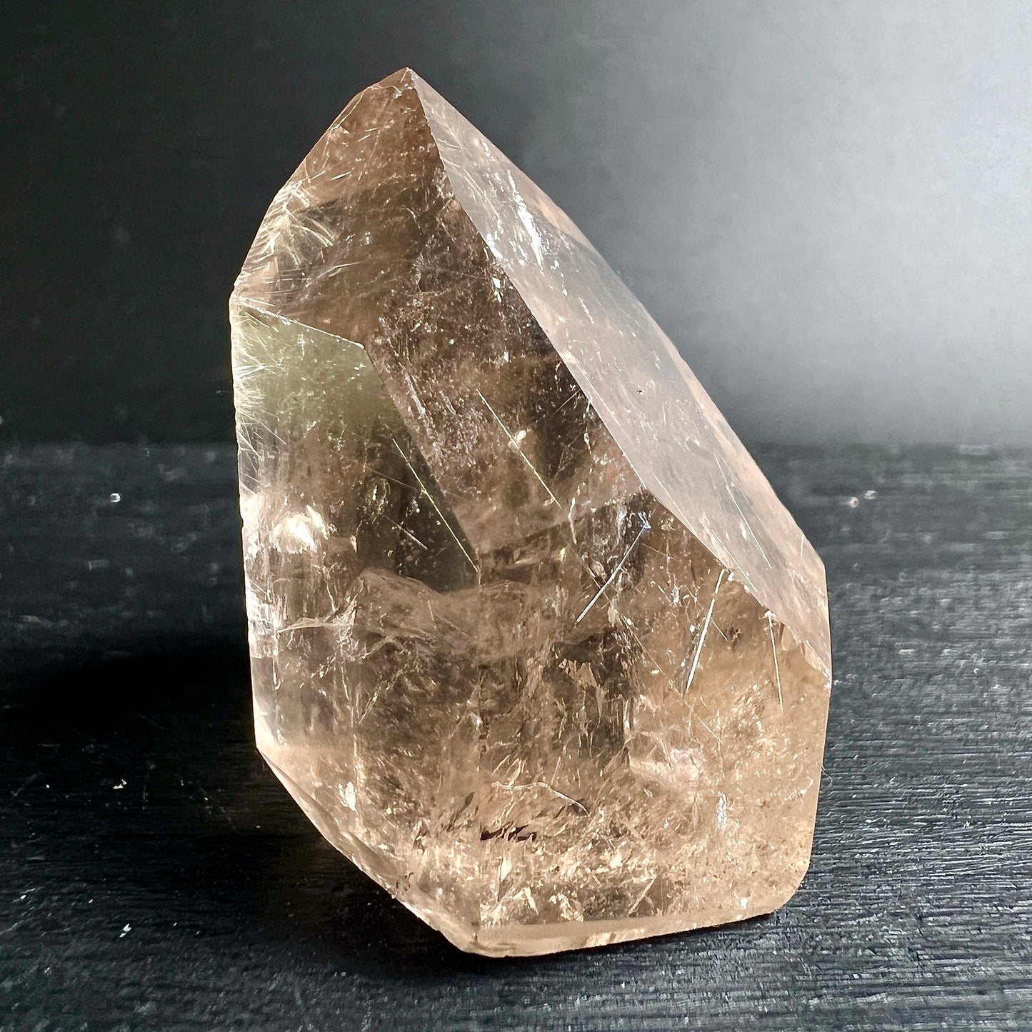 Rauchquarz Kristall | seitliche Ansicht | nadelförmige Rutil Einschlüsse | transparente Bereiche | Happy Minerals