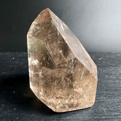 Rauchquarz Kristall | seitliche Ansicht | nadelförmige Rutil Einschlüsse | transparente Bereiche | Happy Minerals