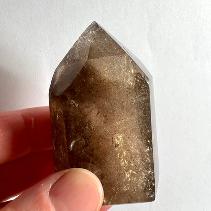 Rauchquarz in Hand | Größenvergleich | schimmernde Einschlüsse | Happy Minerals