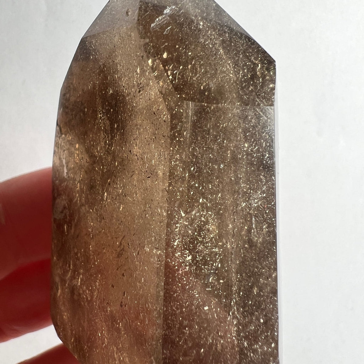 Rauchquarz Nahaufnahme | facettierte Spitze | warmes Braungold | Happy Minerals
