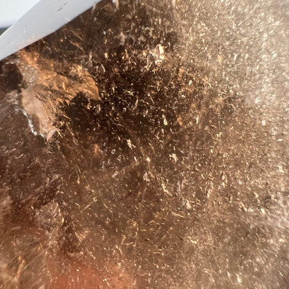 Rauchquarz Oberflächendetail | silbrige Glitzereinschlüsse | einzigartige Textur | Happy Minerals