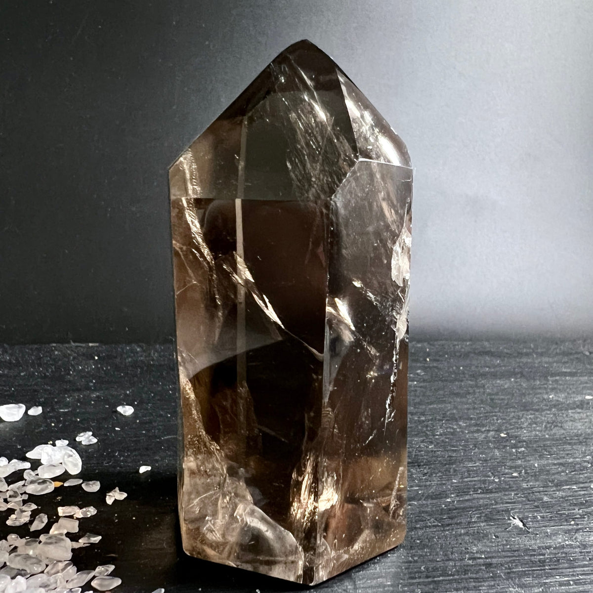 Rauchquarz | Spitze | Madagaskar | polierte Facetten | rauchbraune Tiefe | Unikat | Happy Minerals