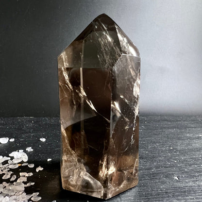 Rauchquarz | Spitze | Madagaskar | polierte Facetten | rauchbraune Tiefe | Unikat | Happy Minerals