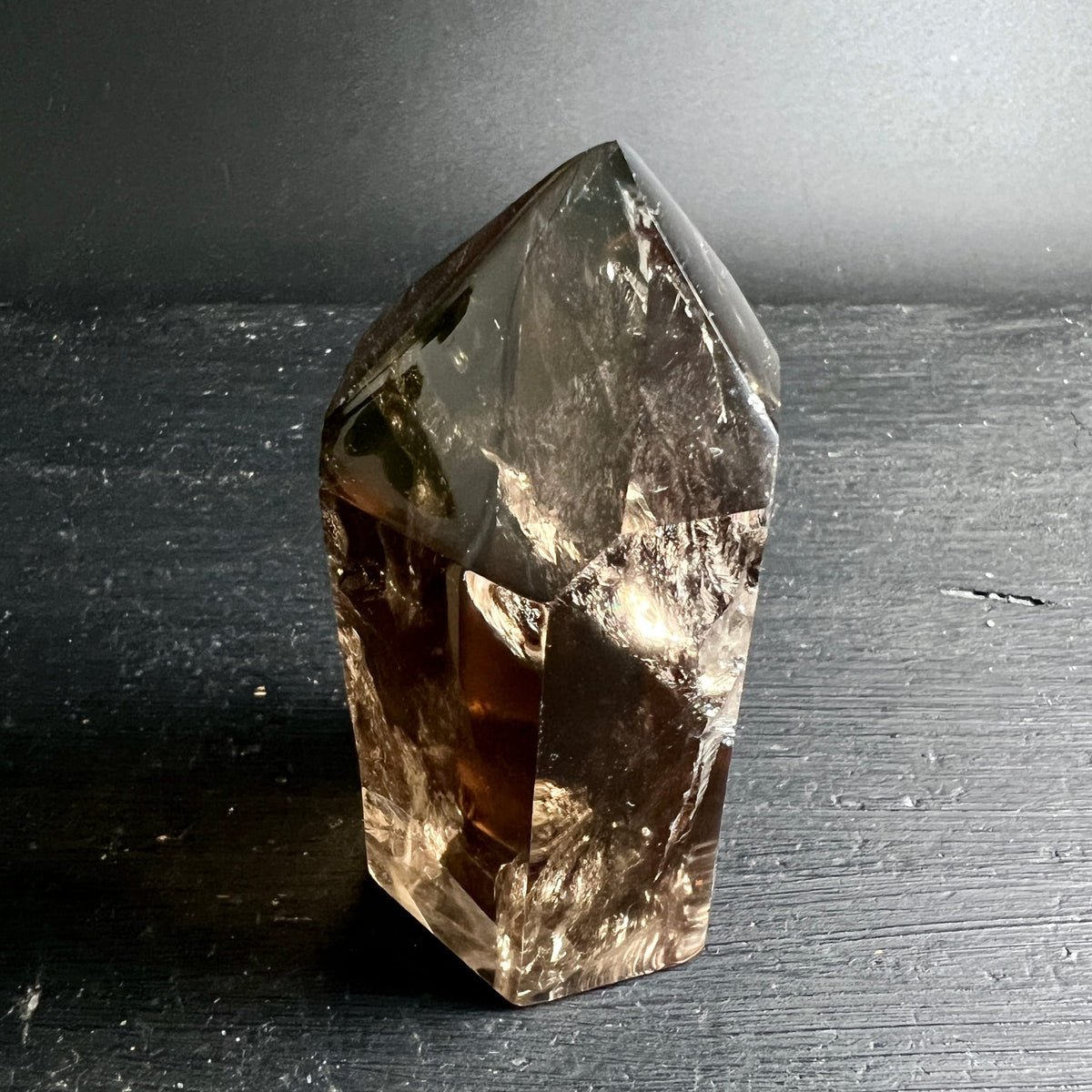 Rauchquarz | Turm | warmes Bernsteinbraun | glasklare Kanten | Lichtspiel | Happy Minerals