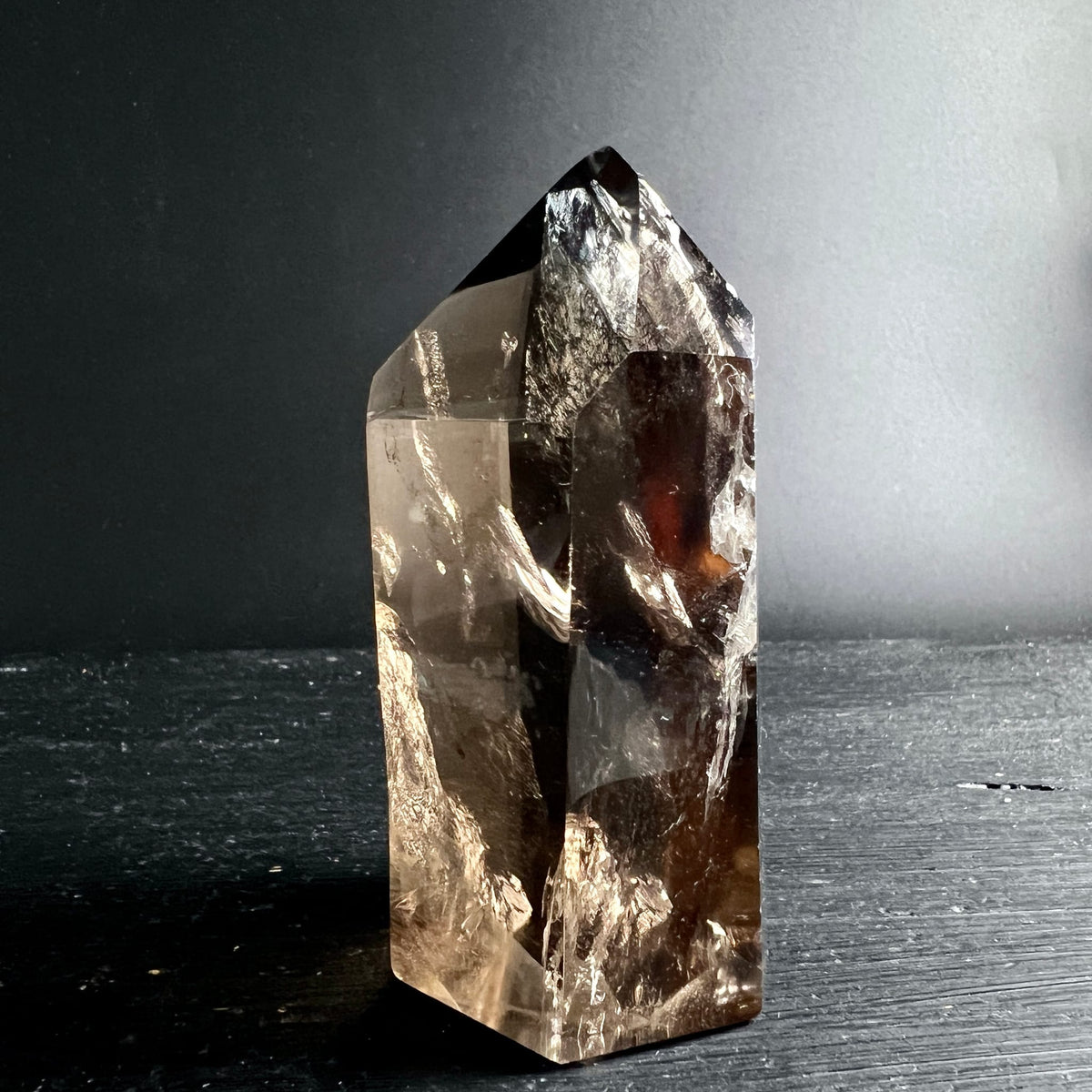 Rauchquarz | Kristallspitze | rauchige Schattierungen | natürliche Risse | Edelstein | Happy Minerals