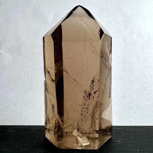Rauchquarz | Spitze | heller Hintergrund | honigbraune Töne | innere Strukturen | Happy Minerals