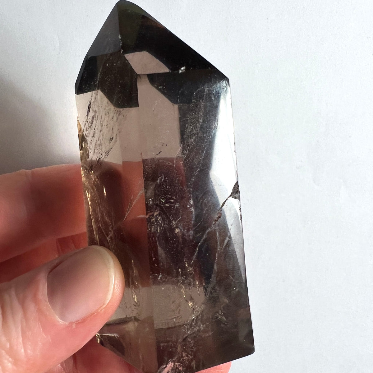 Rauchquarz | in der Hand gehalten | Größenvergleich | transparente Tiefe | Madagaskar-Fund | Happy Minerals