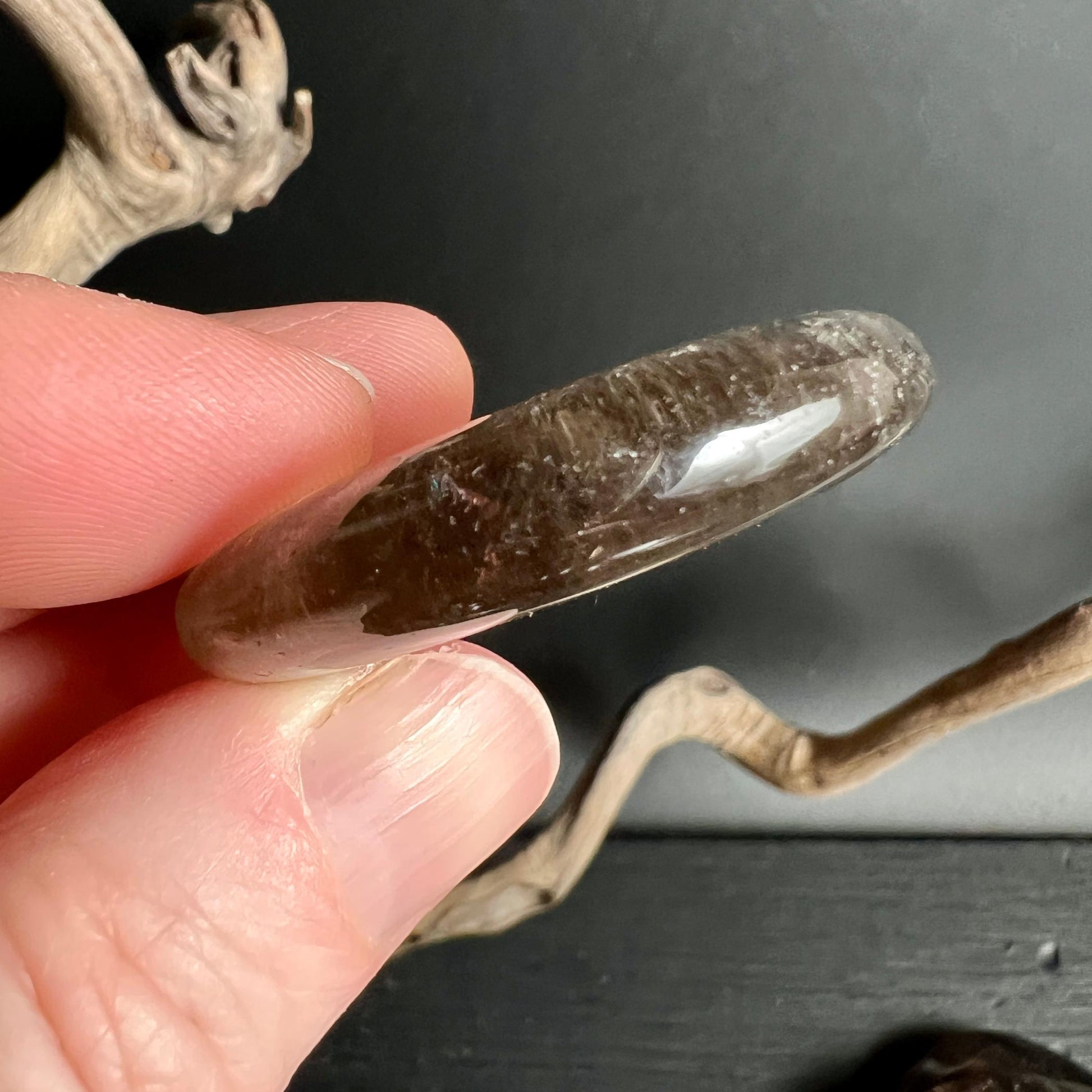 Flacher Rauchquarz Taschenstein Seitenansicht zeigt perfekte Form