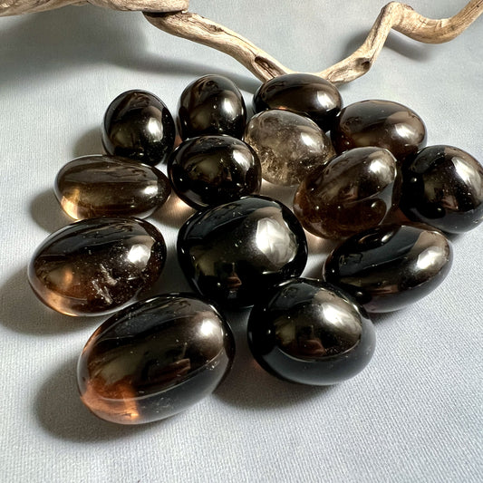 Rauchquarz Trommelsteine mit Lichtreflexen, Reiki und Meditation | Happy Minerals