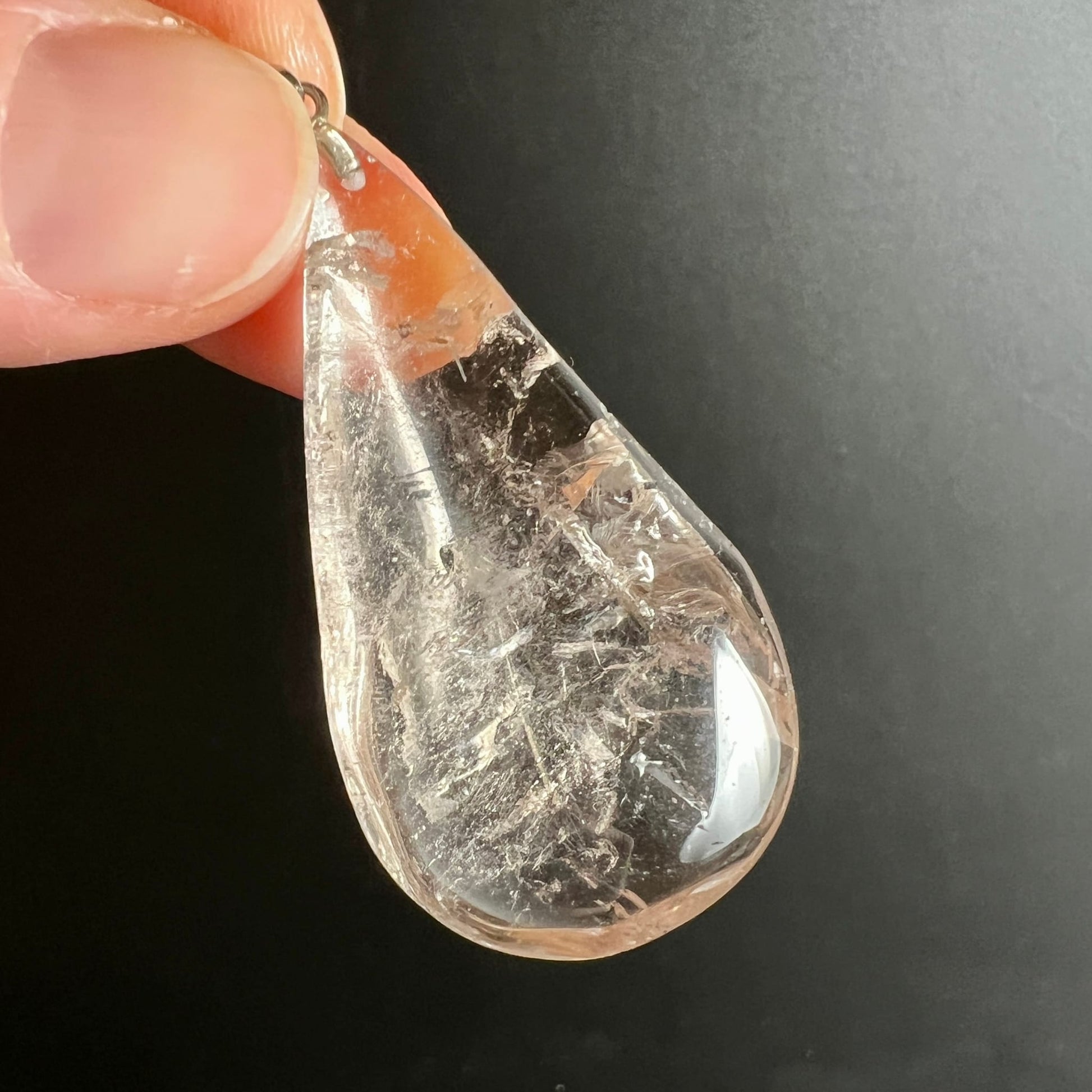 Rauchquarz | Tropfen | Fingerhalt | Detailaufnahme | funkelnde Risse | edel | Happy Minerals