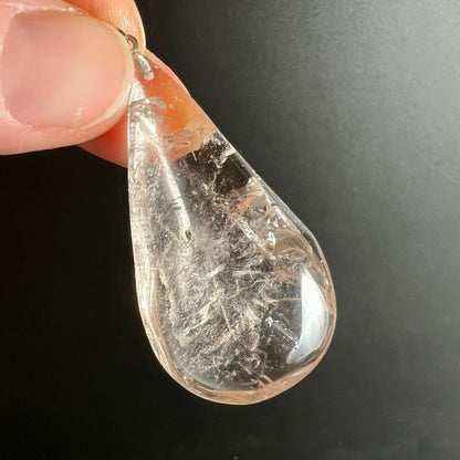 Rauchquarz | Tropfen | Fingerhalt | Detailaufnahme | funkelnde Risse | edel | Happy Minerals