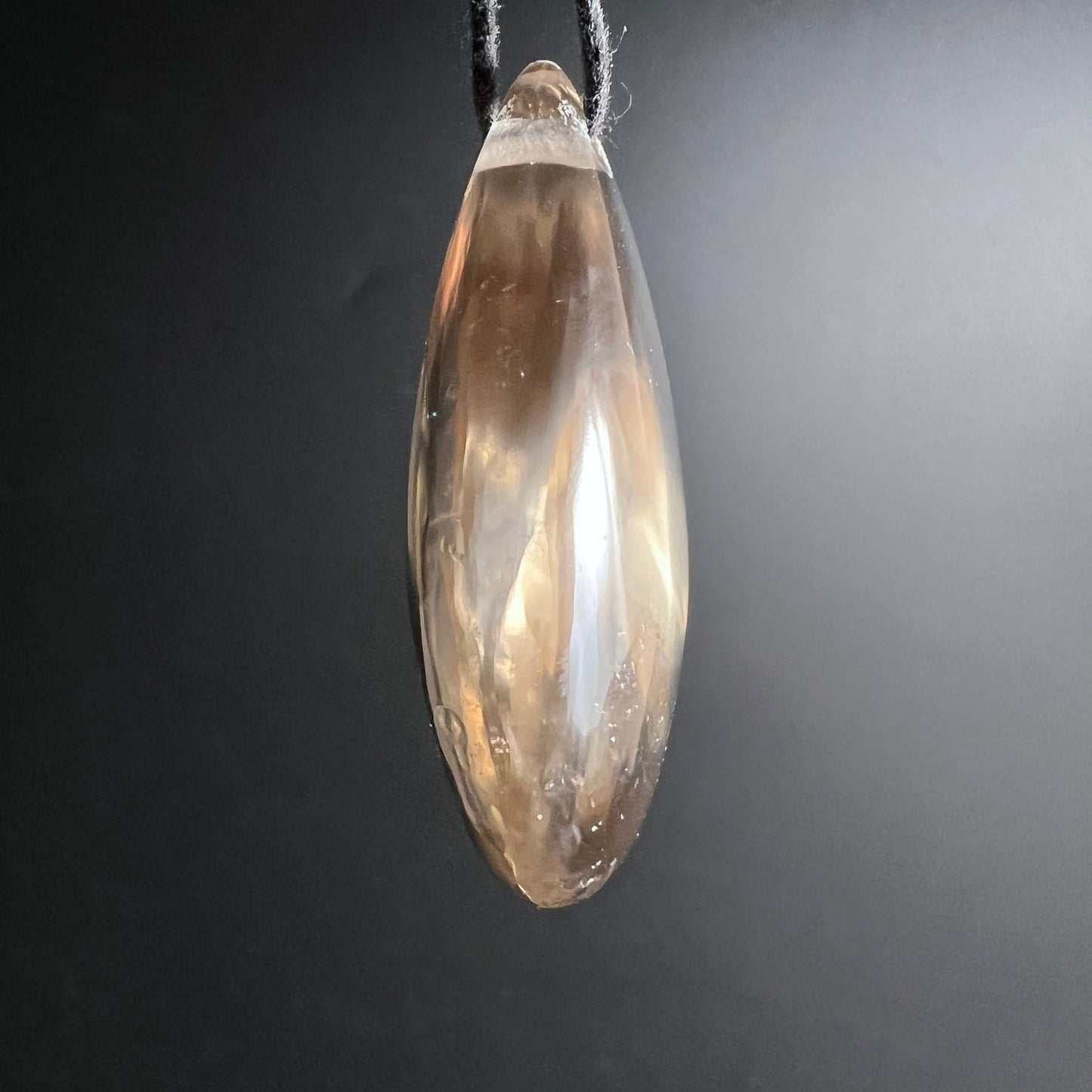 Rauchquarz Tropfen | Seitenansicht schmal | goldbraune Tiefe | durchscheinend | Happy Minerals