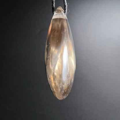 Rauchquarz Tropfen | Seitenansicht schmal | goldbraune Tiefe | durchscheinend | Happy Minerals