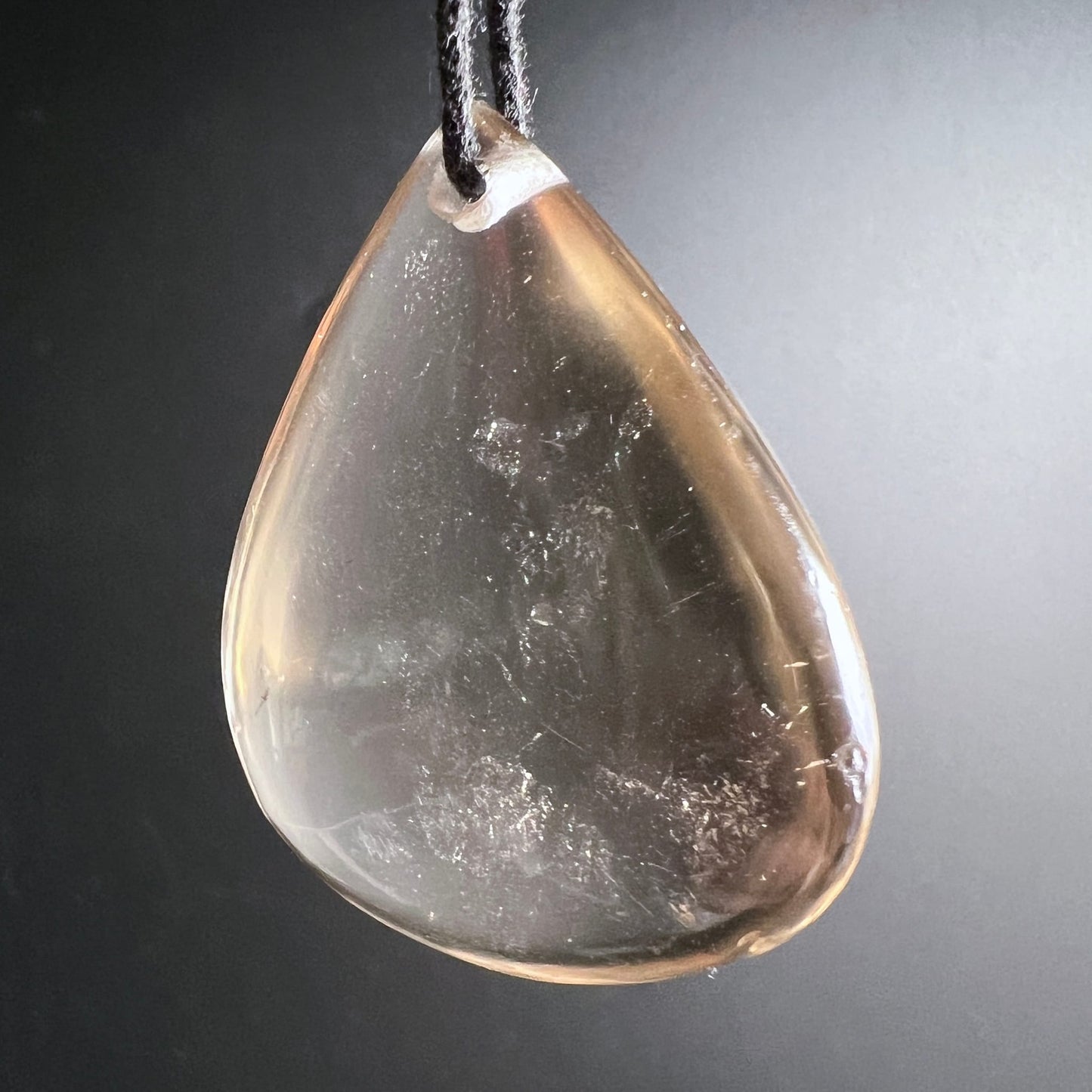 Rauchquarz Tropfen | frontale Ansicht | rauchige Einschlüsse | honigfarben | Happy Minerals