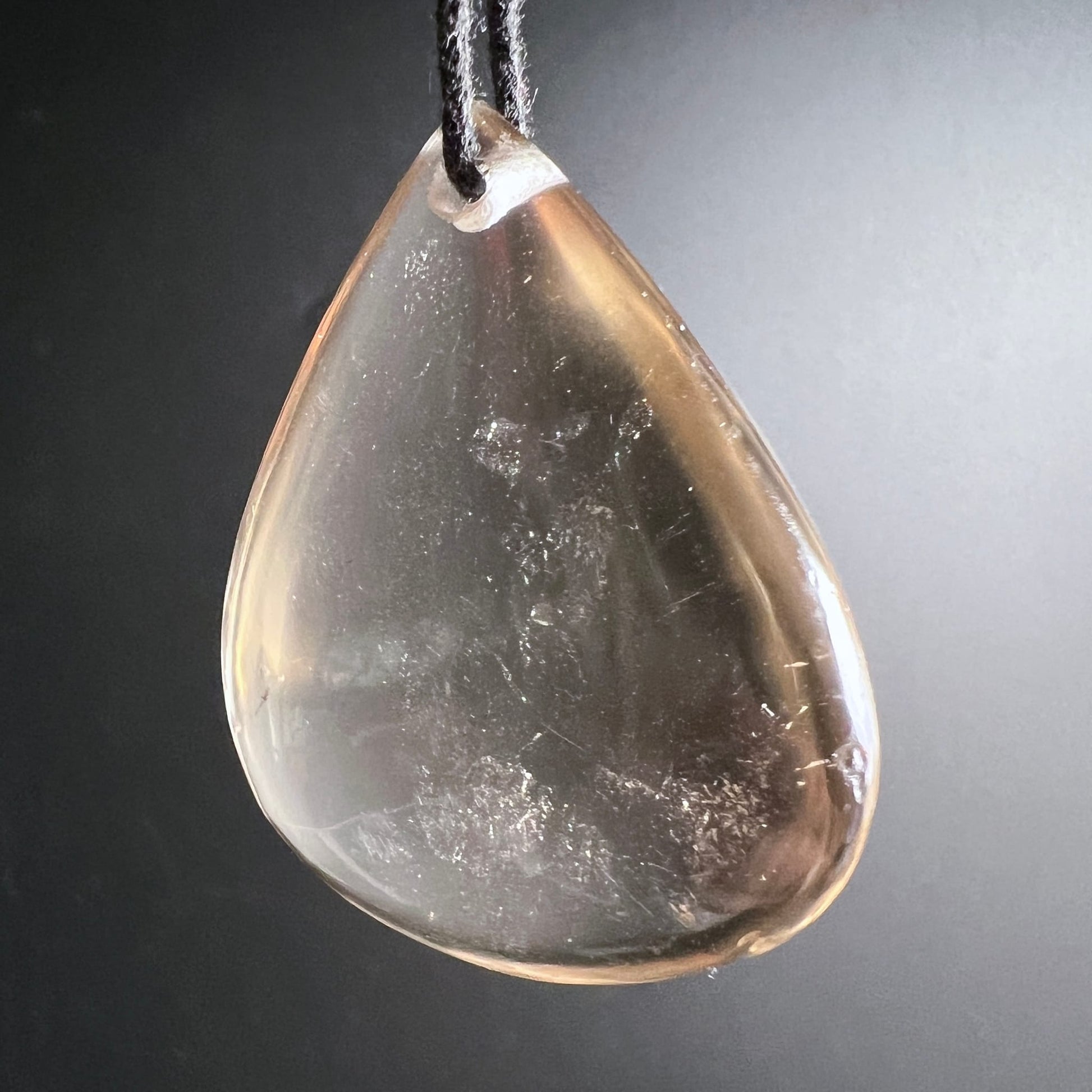 Rauchquarz Tropfen | frontale Ansicht | rauchige Einschlüsse | honigfarben | Happy Minerals