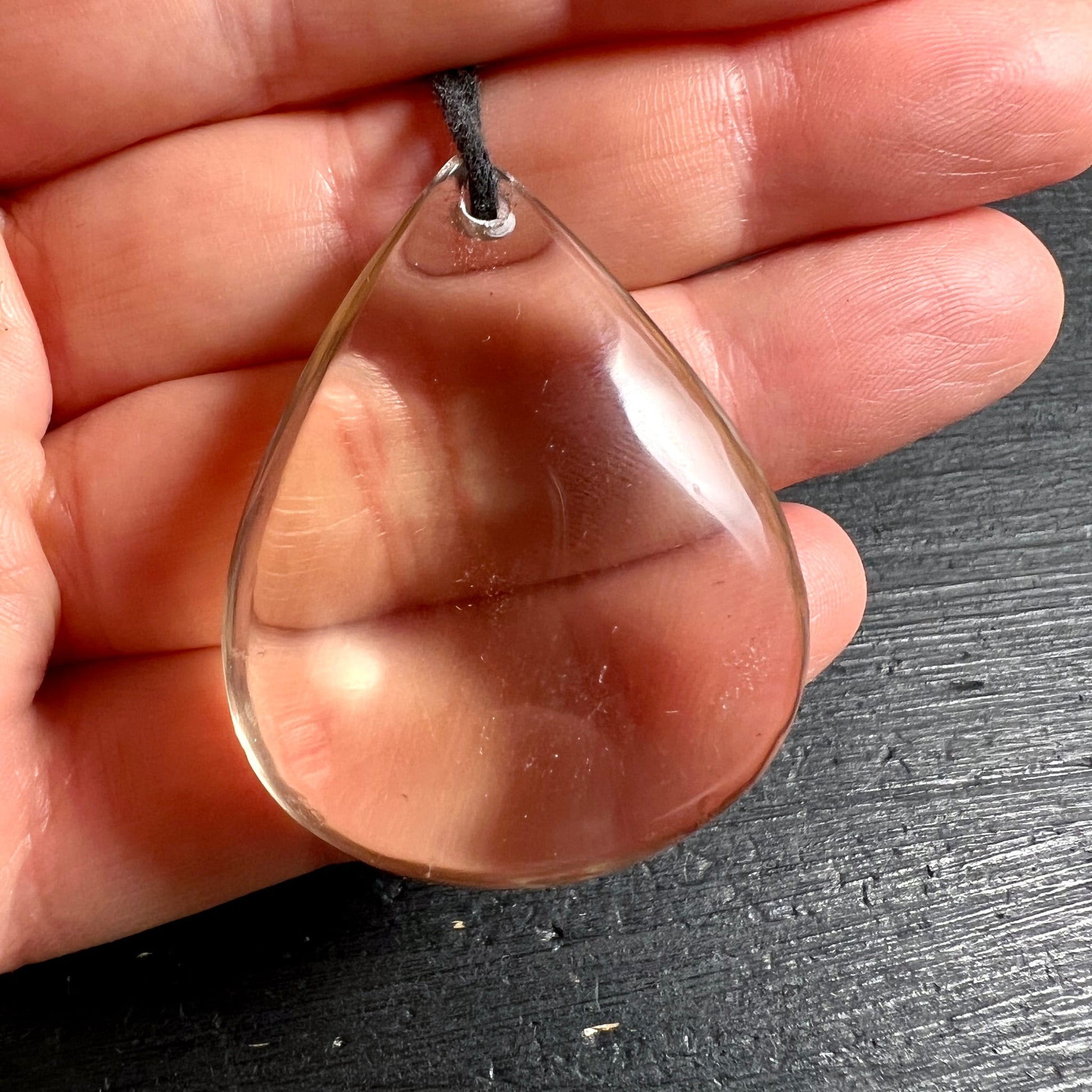 Rauchquarz Tropfen | in der Hand | Größenvergleich | transparent | Unikat | Happy Minerals