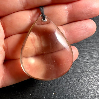 Rauchquarz Tropfen | in der Hand | Größenvergleich | transparent | Unikat | Happy Minerals