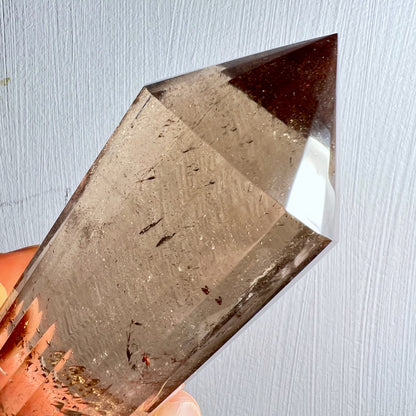 Rauchquarz Vogelcut | Draufsicht | 24 Facetten | dunkle Spitze | glänzende Flächen | Happy Minerals