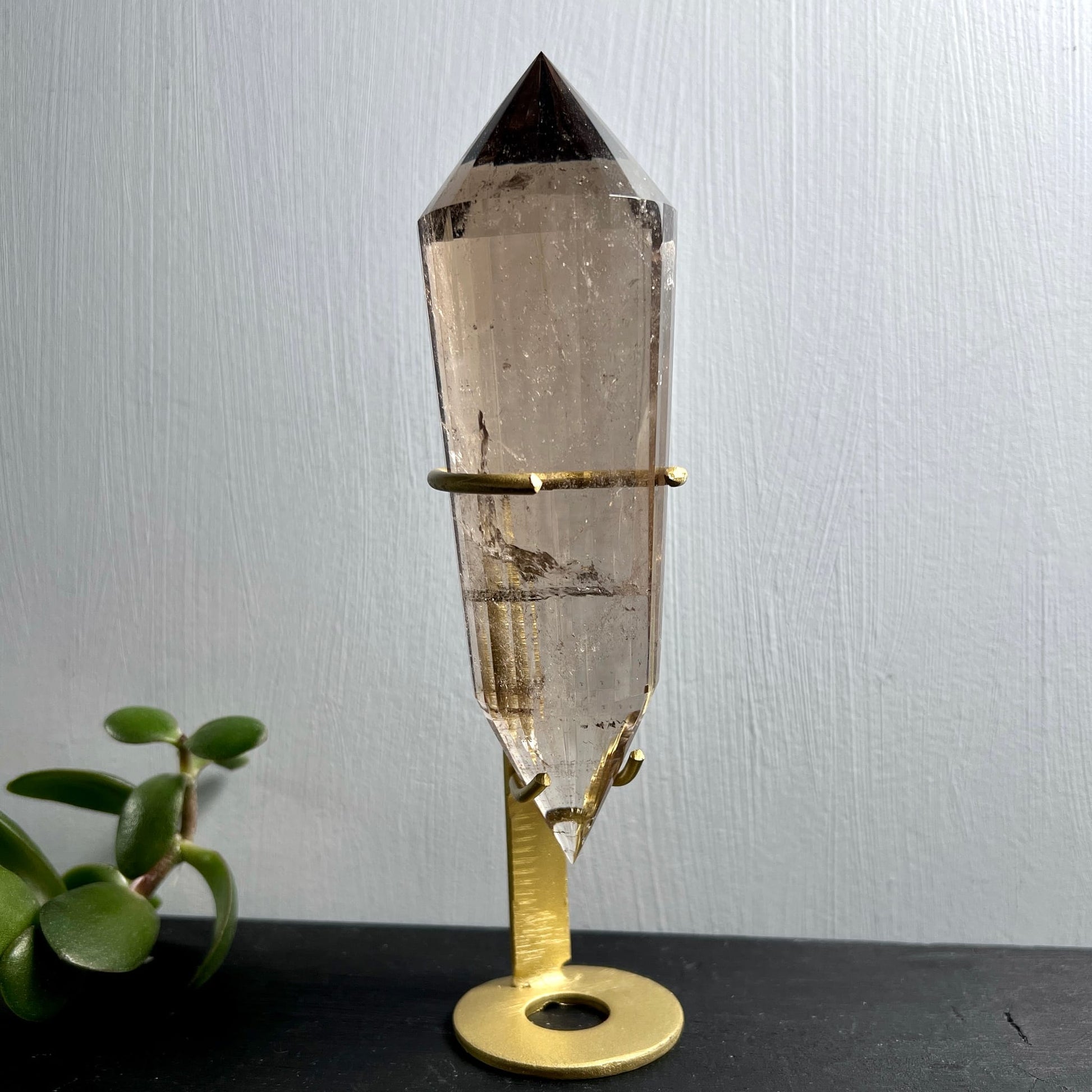 Rauchquarz Vogelcut | Goldständer Gesamtansicht | heller Hintergrund | Unikat | Happy Minerals
