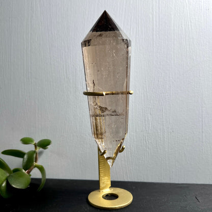 Rauchquarz Vogelcut | Goldständer Gesamtansicht | heller Hintergrund | Unikat | Happy Minerals