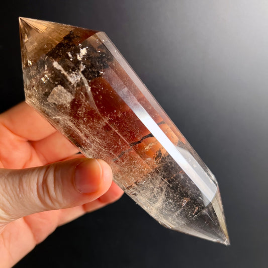 Rauchquarz Vogelcut | Hand hält Kristall | rotbraune Einschlüsse | Brasilien | Happy Minerals