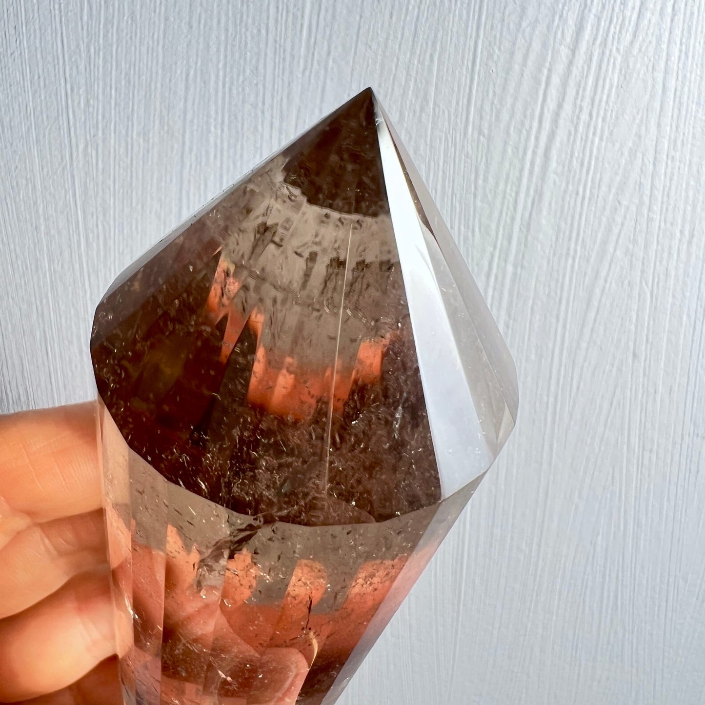 Rauchquarz Vogelcut | Blick von oben | rote Reflexionen | facettierte Kanten | Happy Minerals