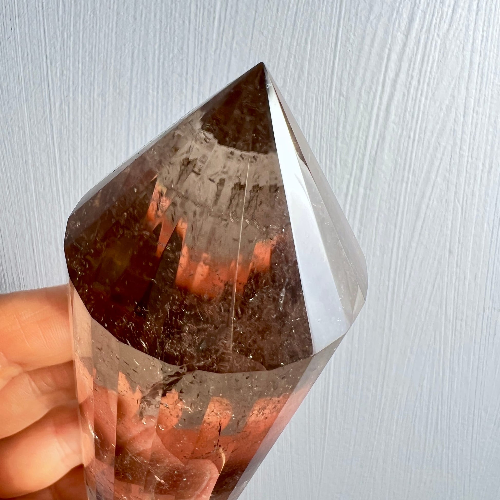Rauchquarz Vogelcut | Blick von oben | rote Reflexionen | facettierte Kanten | Happy Minerals