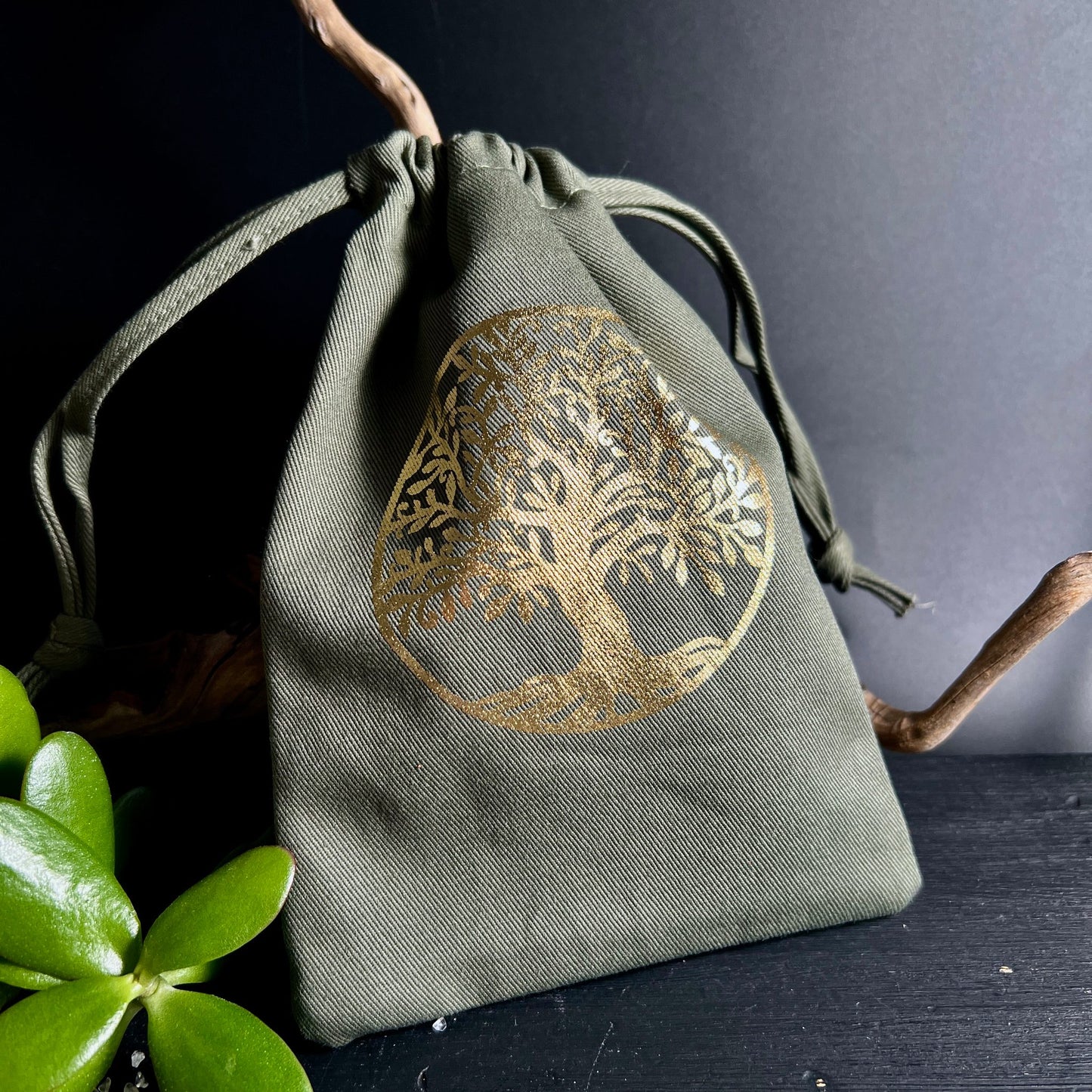 Rechteckiger Samtbeutel aus Indien | Goldenes Baum-Motiv | Natürliche Kordelzugverschluss | Happy Minerals
