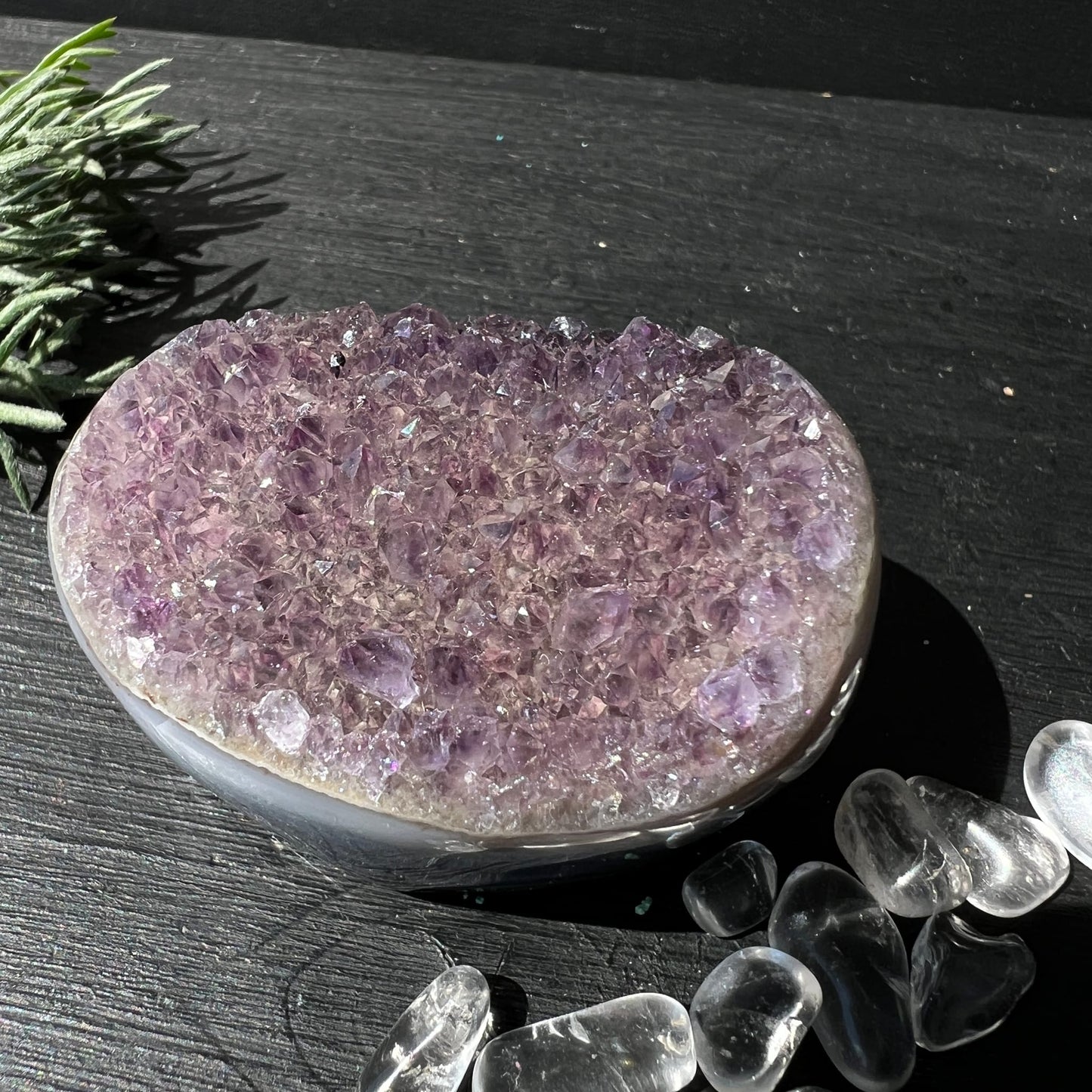 Regenbogen Amethyst Achat Uruguay | Draufsicht | funkelnde lila Kristallspitzen | ovale Form | Unikat | Happy Minerals