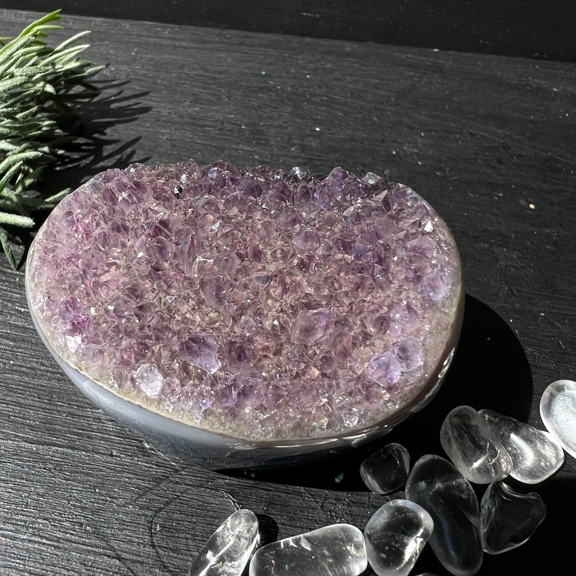 Regenbogen Amethyst Achat Uruguay | Draufsicht | funkelnde lila Kristallspitzen | ovale Form | Unikat | Happy Minerals
