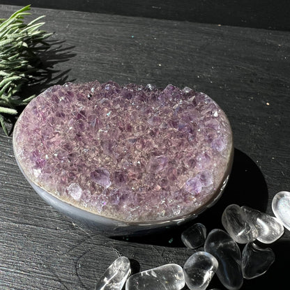 Regenbogen Amethyst Achat Uruguay | Draufsicht | funkelnde lila Kristallspitzen | ovale Form | Unikat | Happy Minerals