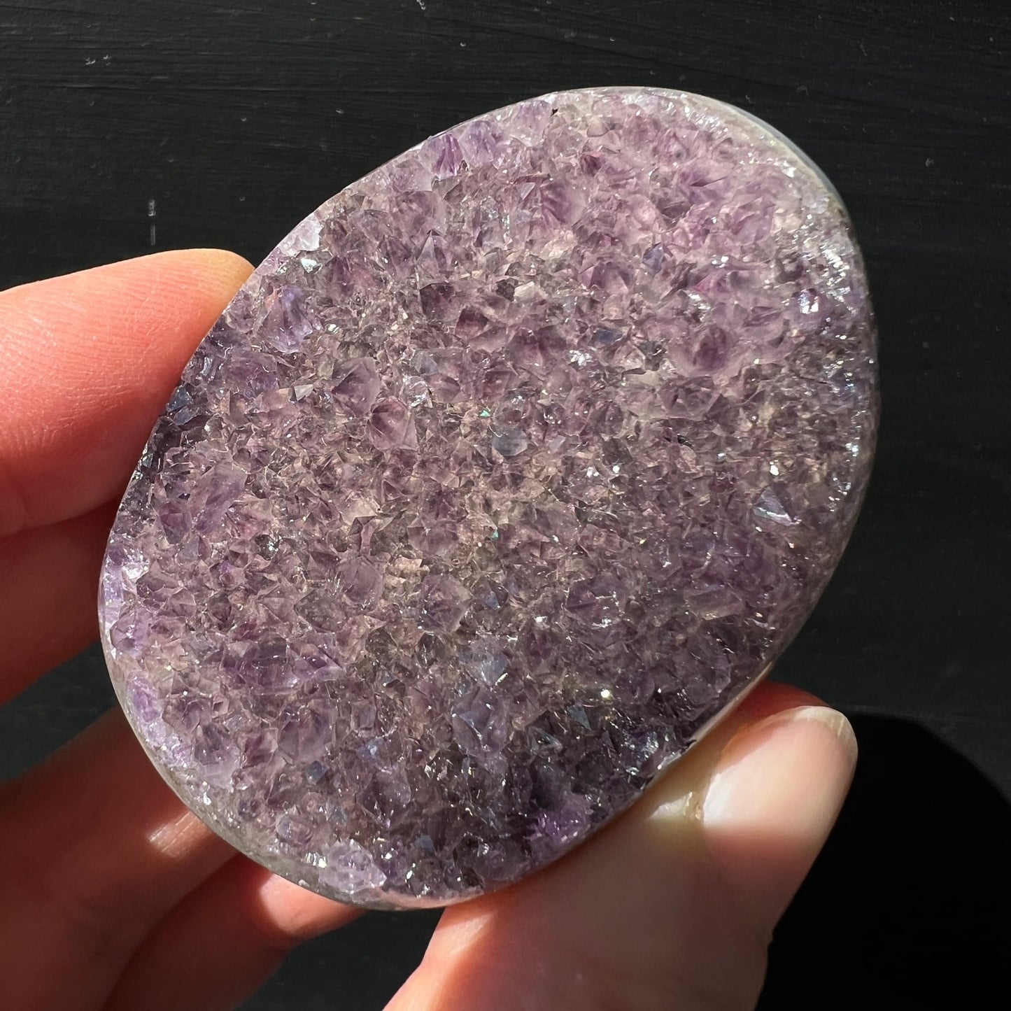 Regenbogen Amethyst Achat Uruguay | Hand hält Stein | lila Kristalldruse | Nahaufnahme Oberseite | Unikat | Happy Minerals