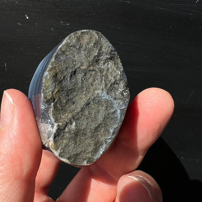 Regenbogen Amethyst Achat Uruguay | Unterseite | natürliche Gesteinsmatrix | grau-grüne Basaltrückseite | Unikat | Happy Minerals