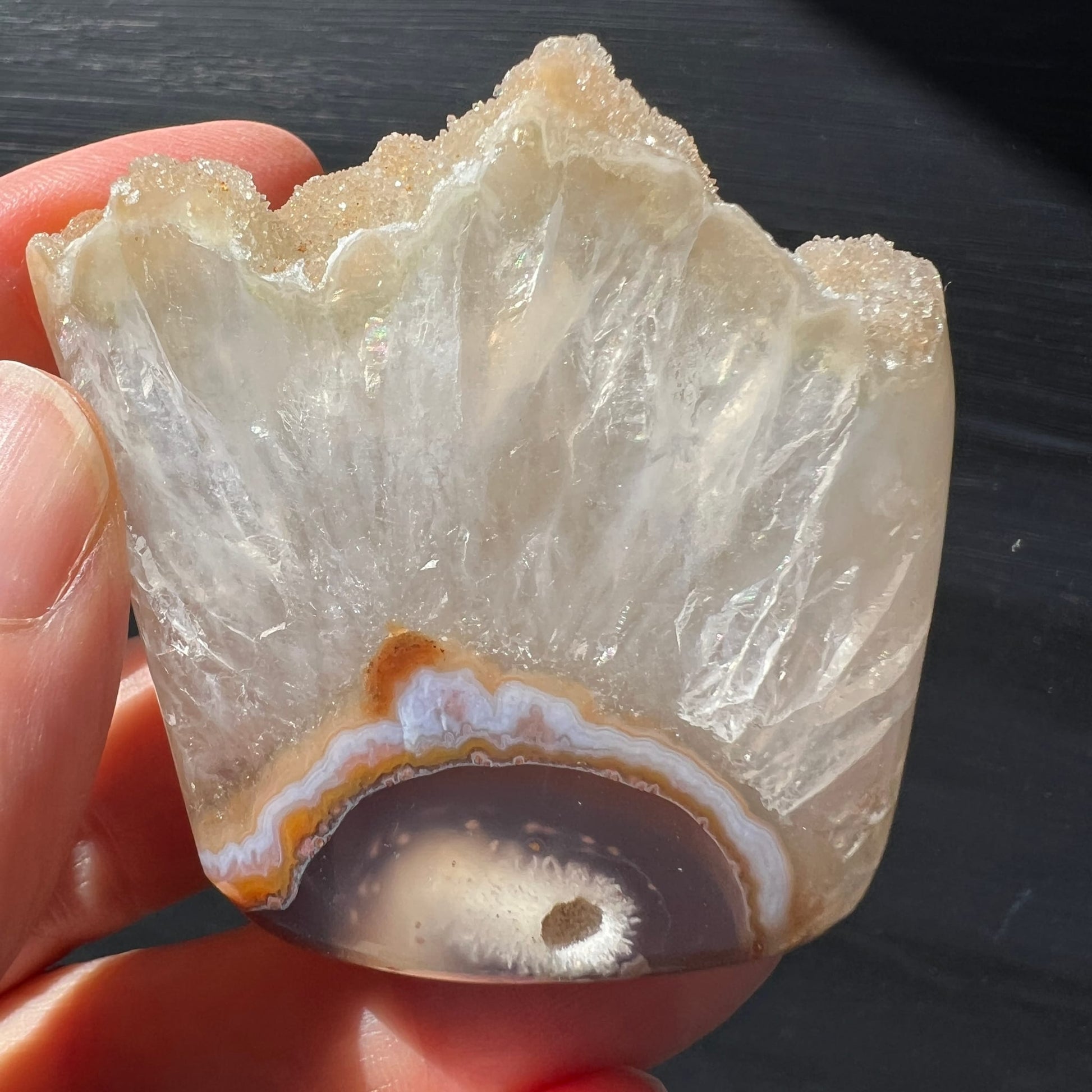Regenbogen Amethyst gelb | Bodenansicht in Hand | Achat-Auge | konzentrische Ringe | violett-orange | Happy Minerals