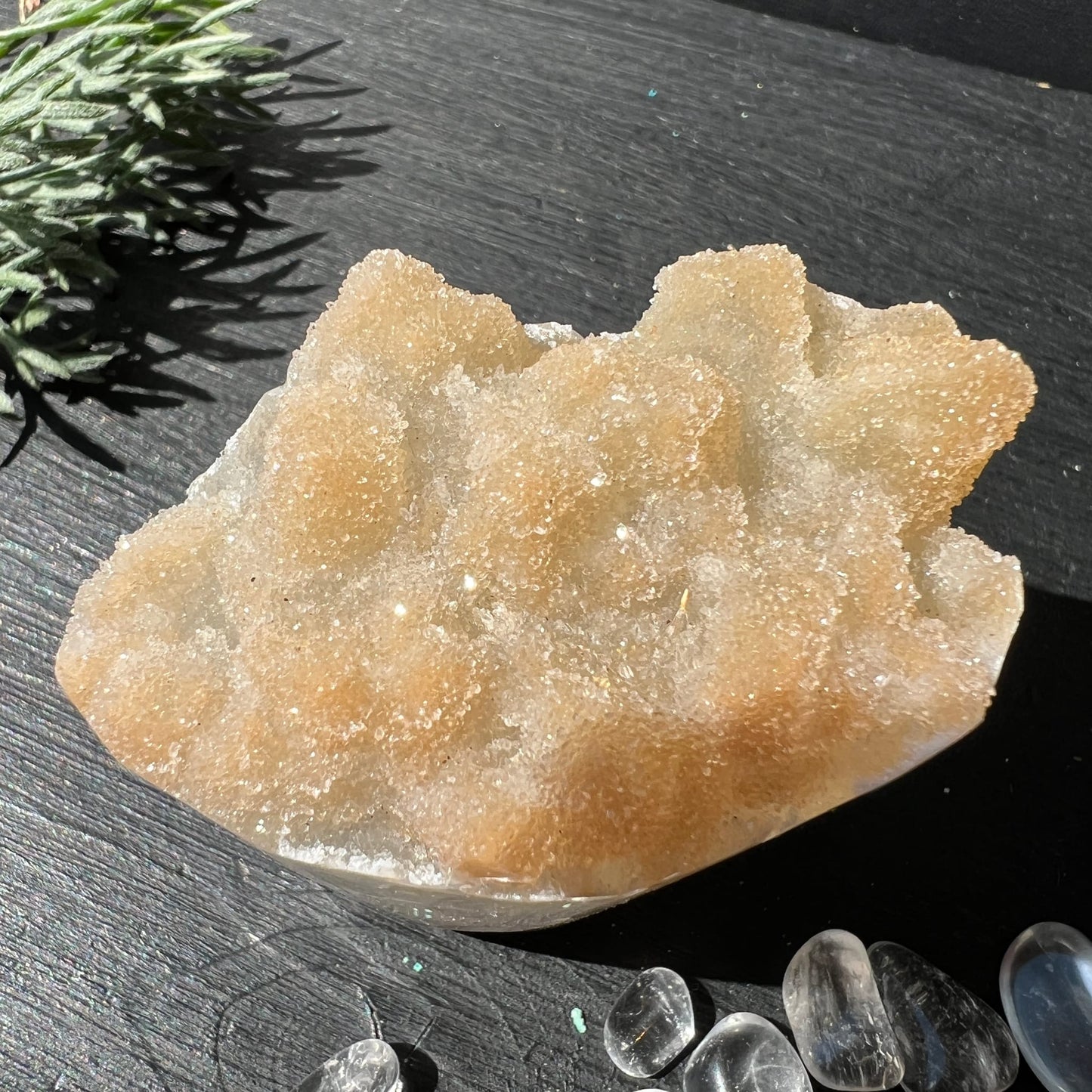 Regenbogen Amethyst gelb | glitzernde Drusen-Oberfläche | warme Bernsteintöne | Uruguay | Draufsicht | Happy Minerals