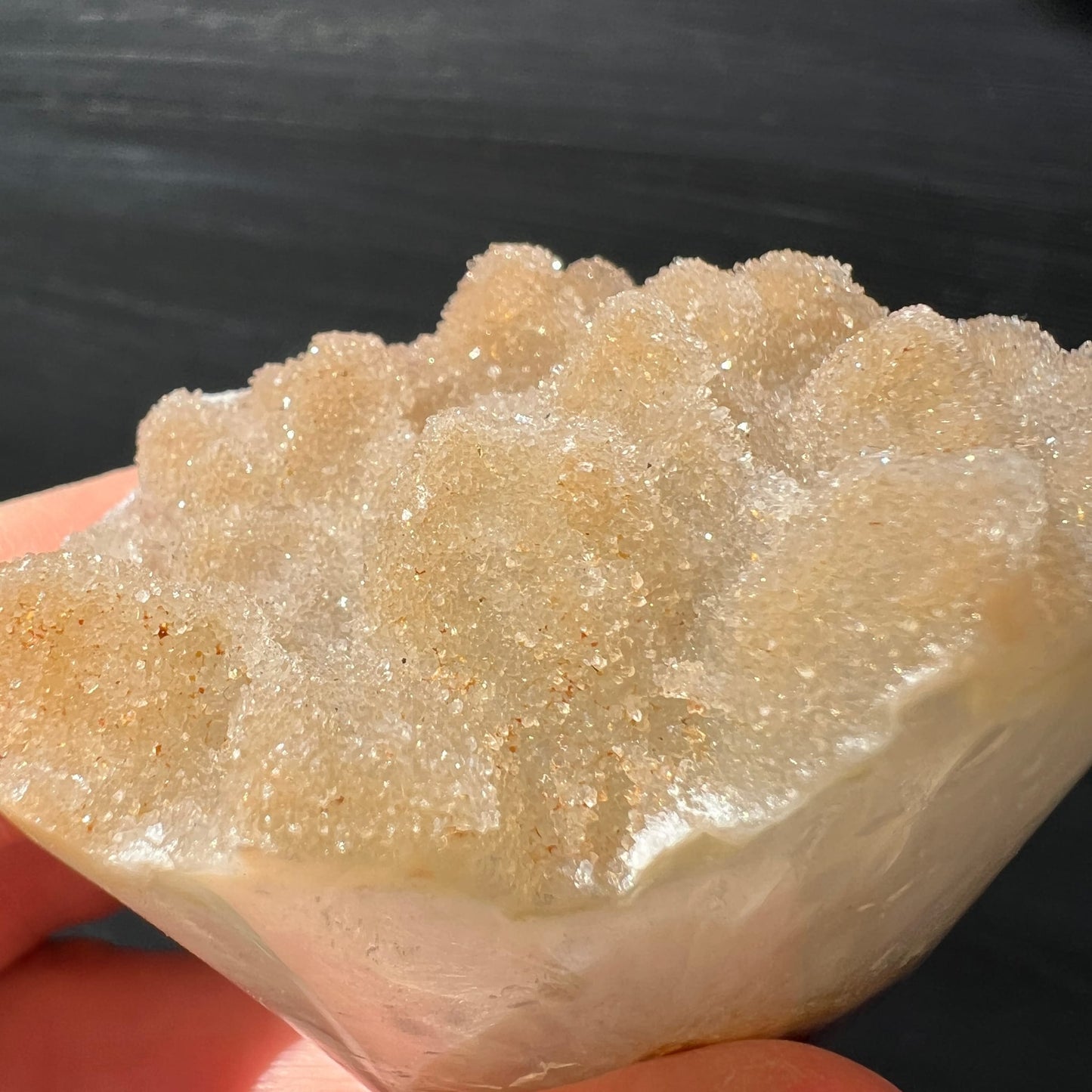 Regenbogen Amethyst gold | Detail Drusen-Krone | samtartige Kristallstruktur | warmes Goldlicht | Happy Minerals