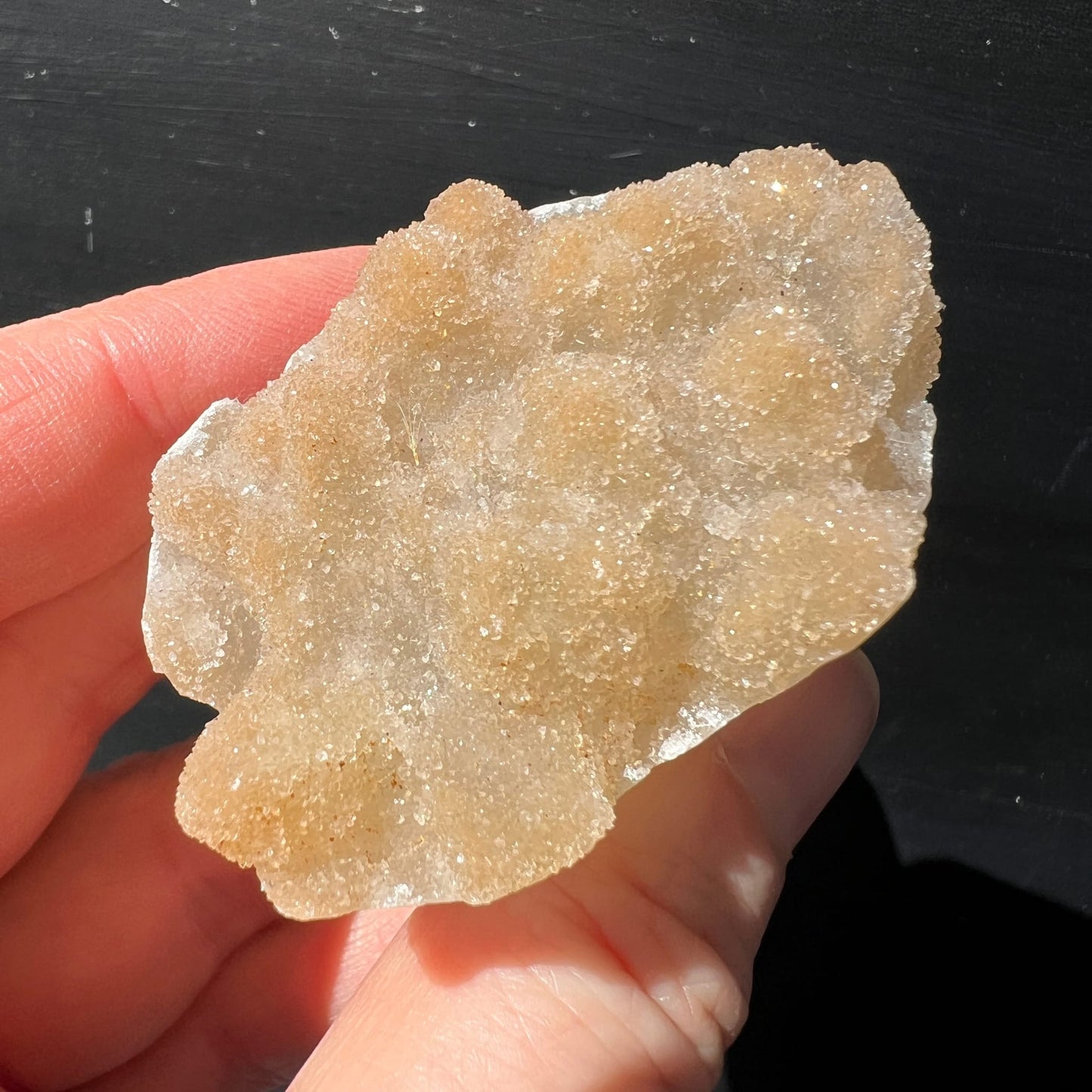 Regenbogen Amethyst gelb | Nahaufnahme in Hand | funkelnde Mikrokristalle | Honig-Gold-Töne | Uruguay | Happy Minerals