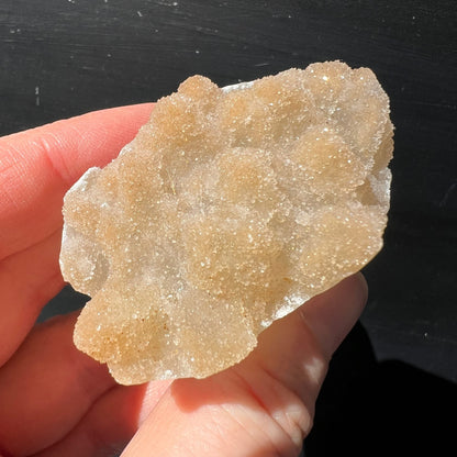 Regenbogen Amethyst gelb | Nahaufnahme in Hand | funkelnde Mikrokristalle | Honig-Gold-Töne | Uruguay | Happy Minerals