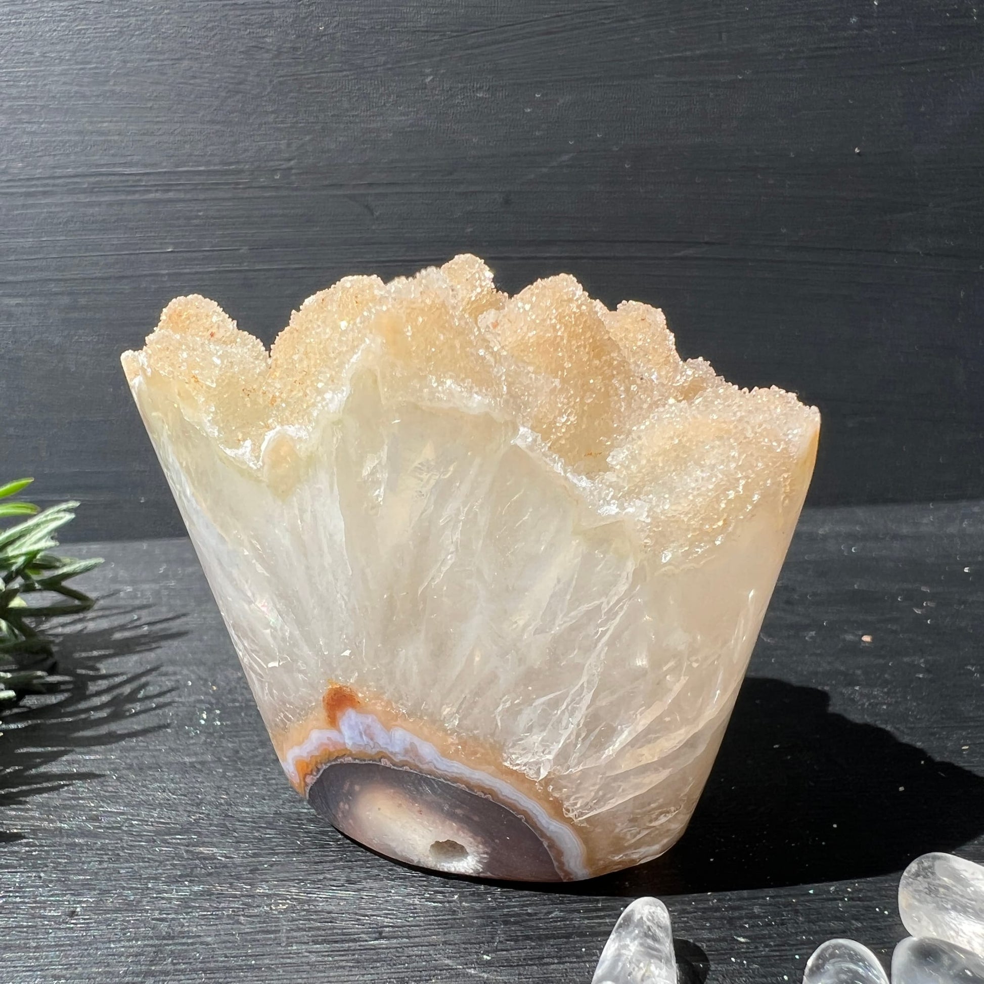 Regenbogen Amethyst gold | seitliche Ansicht | perlmutt-weiße Achat-Schichten | orangefarbene Basis | Happy Minerals
