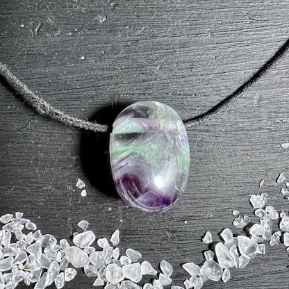 Fluorit mit Regenbogeneinschluss, leuchtend & klar | Happy Minerals