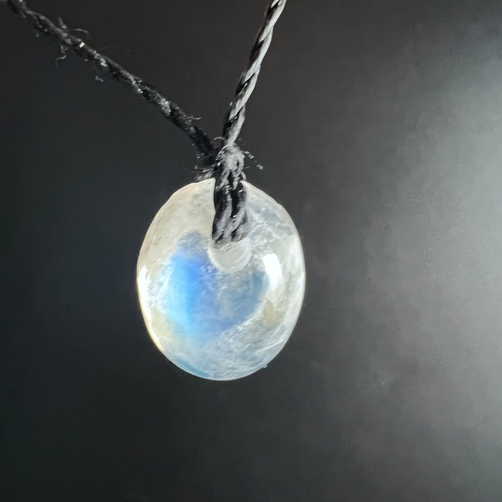 Ovaler Mondstein Anhaenger milchig-weiss mit blauem Schimmer und Lichtreflex, polierte Oberflaeche | Happy Minerals