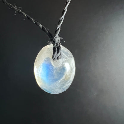 Ovaler Mondstein Anhaenger milchig-weiss mit blauem Schimmer und Lichtreflex, polierte Oberflaeche | Happy Minerals