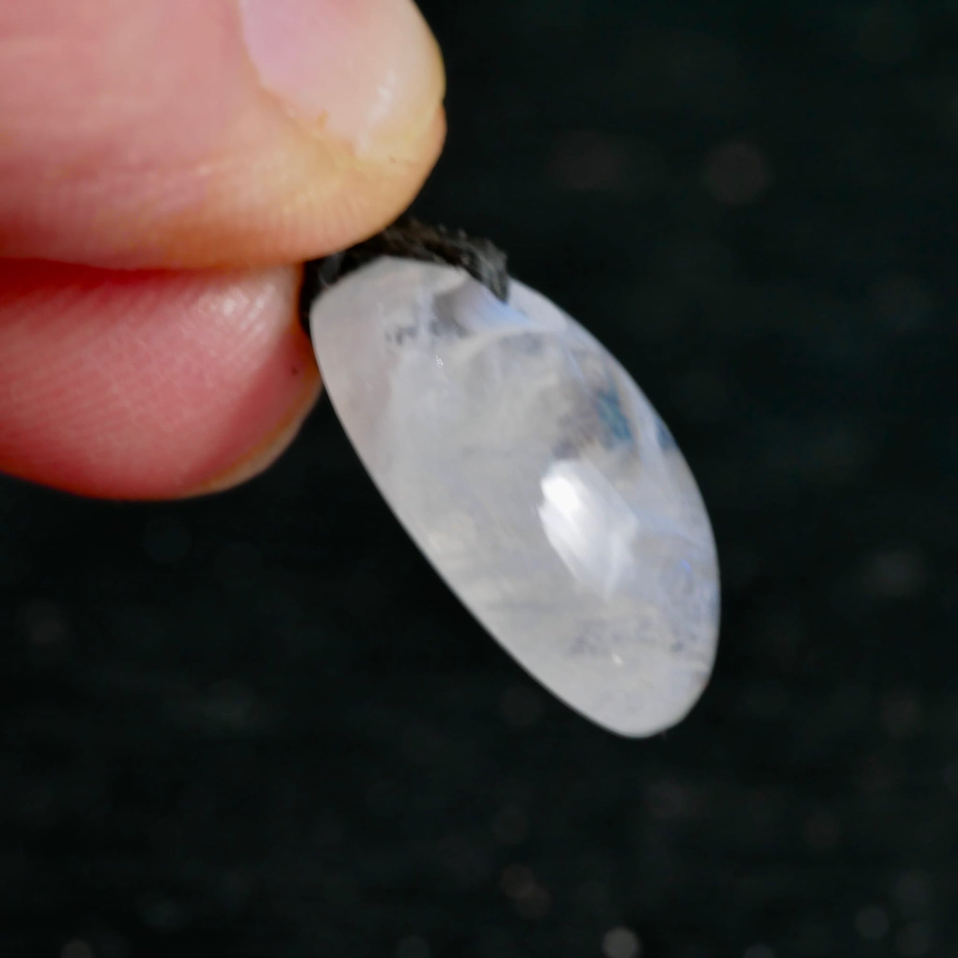 Ovaler Mondstein Cabochon milchig-weiss mit blauem Schimmer und Wolkeneinschluessen, dunkle Kappe | Happy Minerals