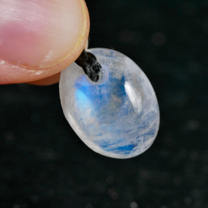 Ovaler Mondstein Cabochon milchig-weiss mit blauem Schimmer und Bohrung mit schwarzer Schnur | Happy Minerals