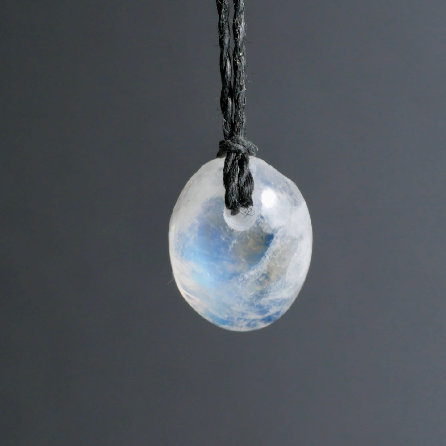 Ovaler Mondstein-Anhaenger, milchig-weiss mit blauem Schimmer und wolkigen Einschluessen, poliert | Happy Minerals