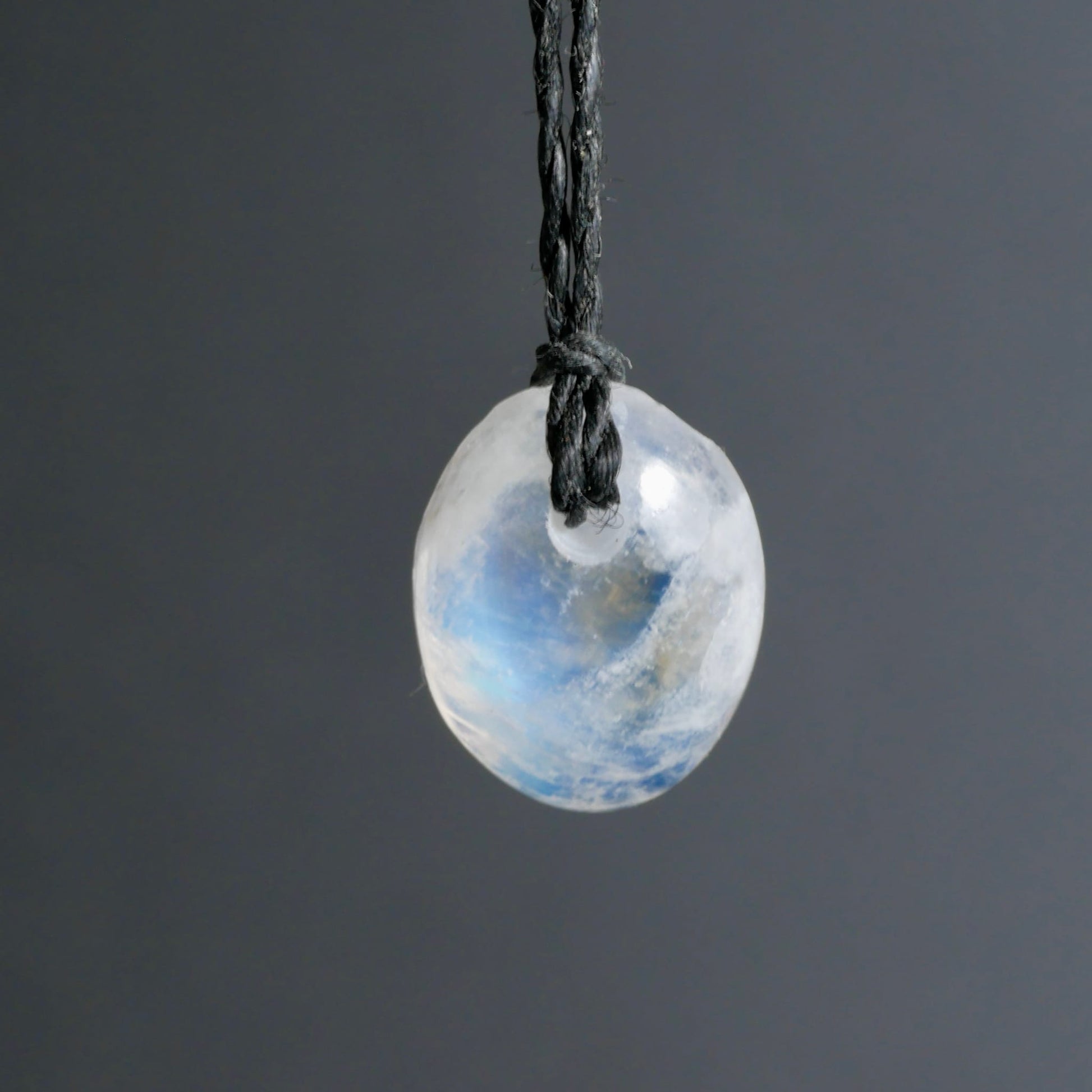 Ovaler Mondstein-Anhaenger, milchig-weiss mit blauem Schimmer und wolkigen Einschluessen, poliert | Happy Minerals